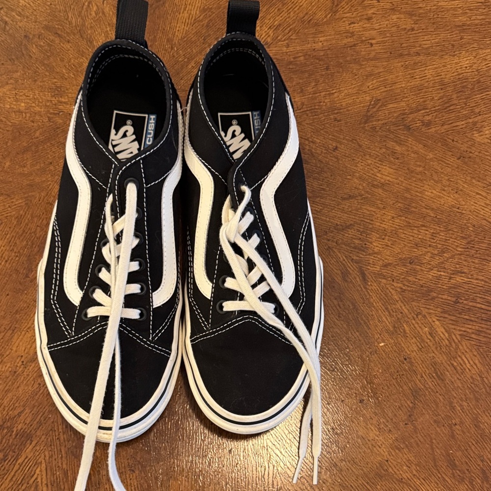 Vans Classic Black and White Low-Tops women’s 10